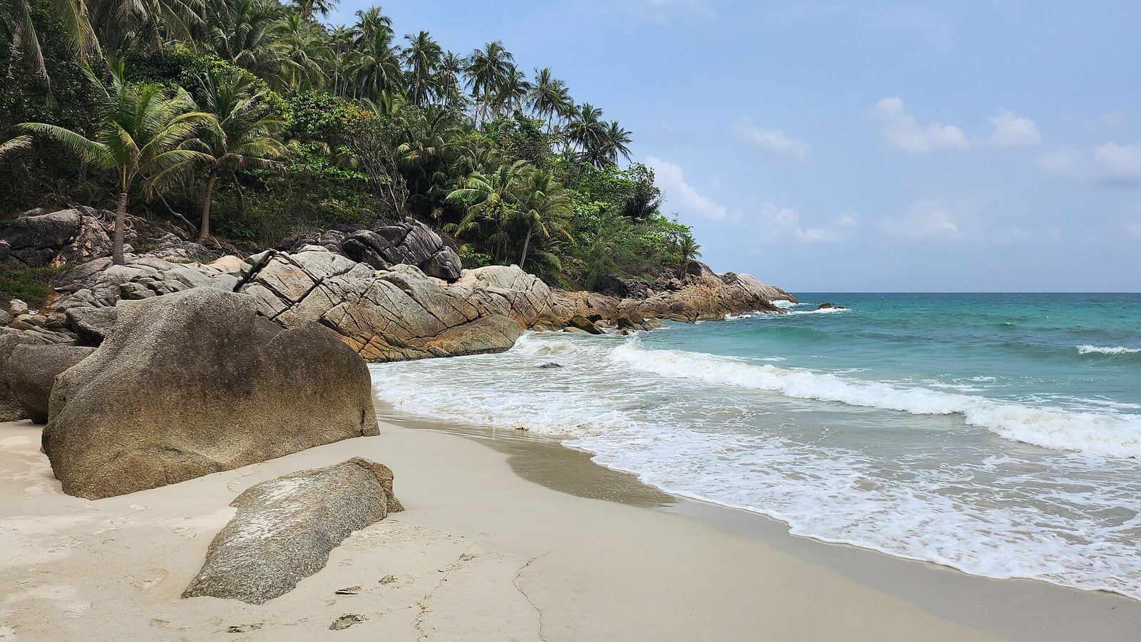 Granite boulders on the sand and clear water at Bottle Beach (Haad Khuat), Koh Phangan